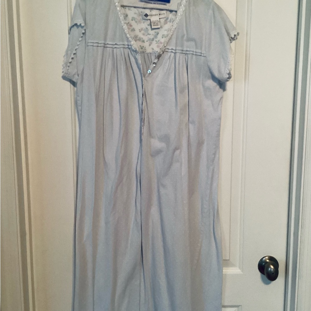 Classic EILEEN WEST Full Length Short Sleeved Nightgown in VG condition, Sz Med